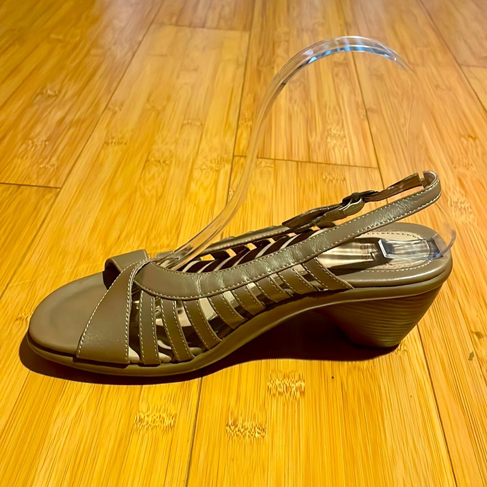 Dansko Raven 37 EU 6.5-7 US. Taupe Beige Leather Strappy Slingback Heel Sandals